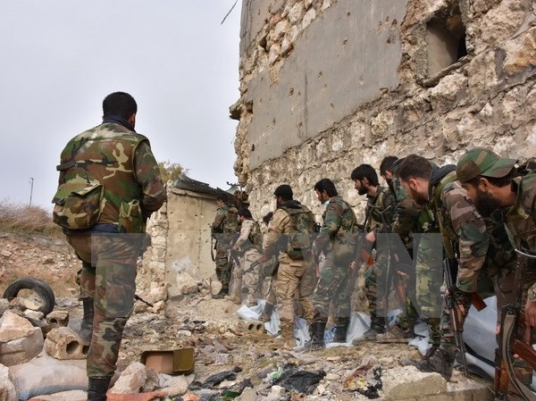 Bản tin 20H: Thổ Nhĩ Kỳ triển khai biệt kích trong lãnh thổ Syria Binh sỹ Syria kiểm soát một vị trí tại Karm al-Jabal, phía đông Aleppo ngày 5/12/2016. (Nguồn: AFP/TTXVN)