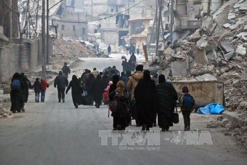 Bản tin 20H: Nga,Thổ Nhĩ Kỳ nhất trí ngừng bắn toàn Syria Người dân Syria rời khỏi khu vực Sukkari để đến khu vực an toàn hơn do quân nổi dậy chiếm giữ ở đông nam thành phố Aleppo ngày 12/12. Ảnh: AFP/TTXVN.
