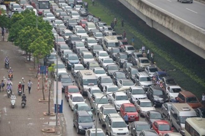 Kỷ lục tăng hàng trăm ngàn ô tô, giao thông thêm tắc nghẽn? Tắc đường trong giờ cao điểm tại Hà Nội. Ảnh: Thanh Hà