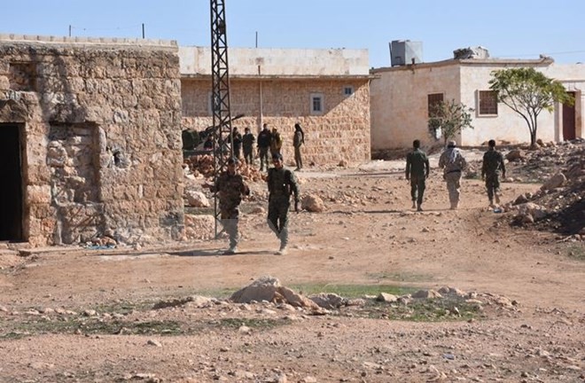 Bản tin 8H: Liên quân chống IS phô trương lực lượng tại Syria Binh sỹ thuộc lực lượng ủng hộ Chính phủ Syria tuần tra ở khu vực thị trấn al-Bab. (Nguồn: AFP/TTXVN)