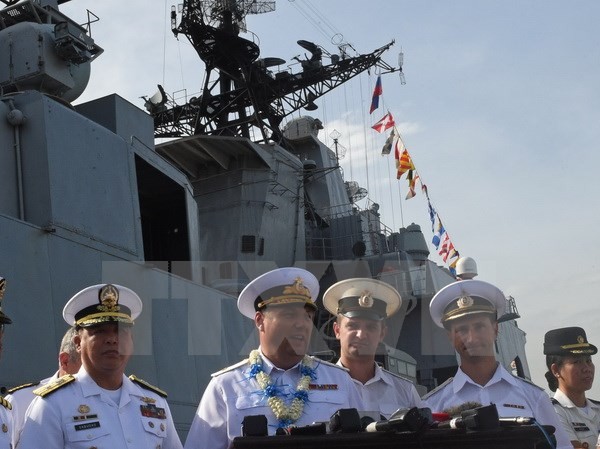 Bản tin 20H: Tổng thống Duterte muốn Nga bảo vệ Philippines Tàu khu trục chống ngầm Admiral Tributs của Nga cập cảng Manila, Philippines ngày 3/1/2017. (Nguồn: EPA/TTXVN)