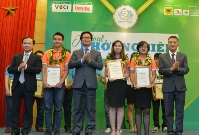 74% người Việt trưởng thành mơ ước là doanh nhân Chủ tịch VCCI Vũ Tiến Lộc, ông Phạm Tất Thắng – Phó Chủ nhiệm Ủy ban Văn hóa, Giáo dục, Thanh niên, Thiếu niên và Nhi đồng của Quốc hội; ông Trần Văn Tùng – Thứ trưởng Bộ KH&CN trao giải Nhất cho các tác giả