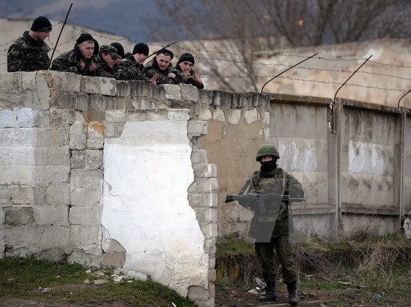 Bản tin 15H: Mỹ không chấp nhận Crimea sáp nhập vào Nga Binh sỹ Ukraine tại căn cứ quân sự ở Perevalnoye ngày 13/3/2014. (Nguồn: AFP/TTXVN)