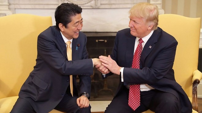 Bản tin 20H: Ông Trump 'gây sốt' với màn bắt tay ngoại giao 18 giây Thủ tướng Nhật Bản Abe bắt tay Tổng thống Mỹ Trump. (Nguồn: Getty Images)