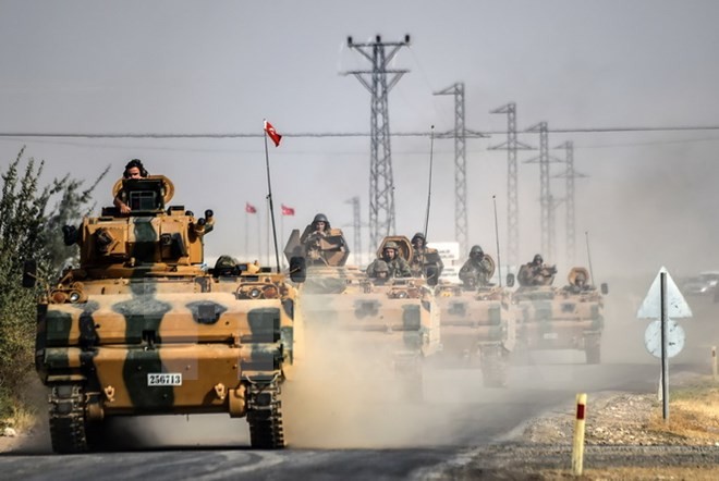 Bản tin 20H: Thổ Nhĩ Kỳ sắp giành lại 'thành phố chiến lược' bắc Syria từ IS Binh sỹ và xe quân sự Thổ Nhĩ Kỳ tại Jarabulus (thị trấn biên giới giữa Syria và Thổ Nhĩ Kỳ) ngày 25/8/2016. (Nguồn: AFP/TTXVN)