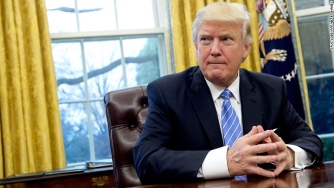 Bản tin 8H: Ông Trump sắp ra lệnh bắt giữ và trục xuất người nhập cư trái phép Tổng thống Trump quyết hành động cứng rắn với những người vào Mỹ bất hợp pháp. Ảnh: CNN.