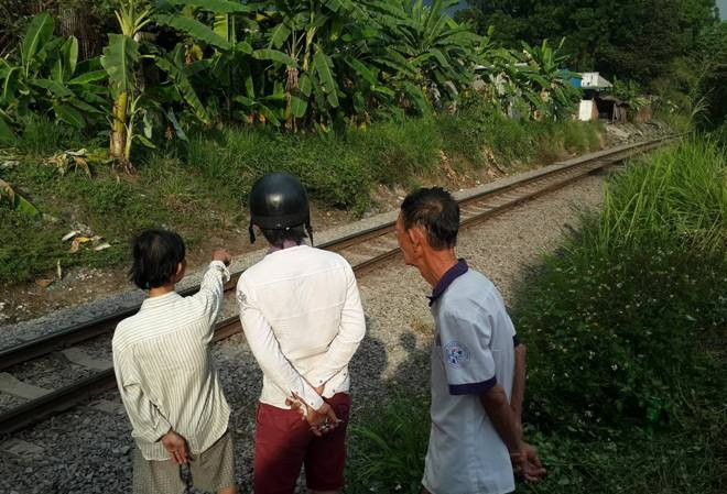 Hai người bị tàu tông tử vong khi băng qua đường ngang dân sinh Đoạn đường nơi xảy ra vụ tai nạn