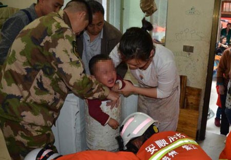 Bé 3 tuổi mải chơi, mắc kẹt trong máy giặt Em bé 3 tuổi bị mắc kẹt trong phần sấy của máy giặt.Ảnh: Shanghaidaily