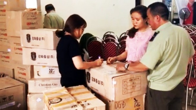 Tạm giữ 71 thùng mỹ phẩm không rõ nguồn gốc, giá… trên trời Cán bộ chức năng tiến hành kiểm tra