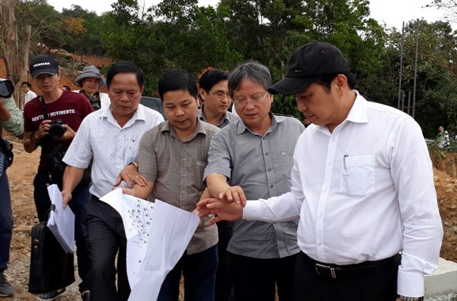 Khẩn trương báo cáo Thủ tướng vụ bán đảo Sơn Trà bị “cày xới” Ông Huỳnh Đức Thơ, Chủ tịch UBND TP Đà Nẵng (bìa phải) kiểm tra hiện trường 40 nền móng biệt thự trái phép tại bán đảo Sơn Trà vào chiều ngày 19/3. Ảnh N.T