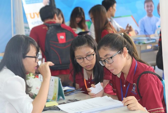 Hơn 1.300 sinh viên tìm được việc làm trong Ngày hội Tuyển dụng Sinh viên đang được các nhà tuyển dụng giới thiệu việc làm tại Ngày hội tuyển dụng.