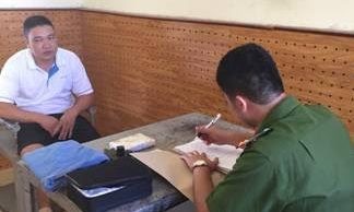Bắt ma túy lòi ra “hàng nóng” Đối tượng Tuân (bìa trái) khai nhận tại cơ quan công an. Ảnh: Hoàng Anh