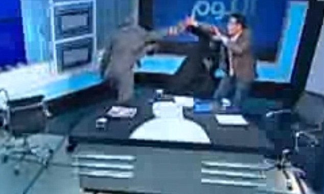 Khách mời rút giày đánh nhau ở talk show truyền hình Hai khách mời đánh nhau trên sóng trực tiếp.