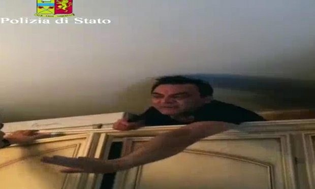 Trùm mafia Ý trốn trong phòng bí mật suốt 5 năm Antonio Pelle bị bắt khi đang trốn trong phòng bí mật tại nhà riêng ở Bovalino.