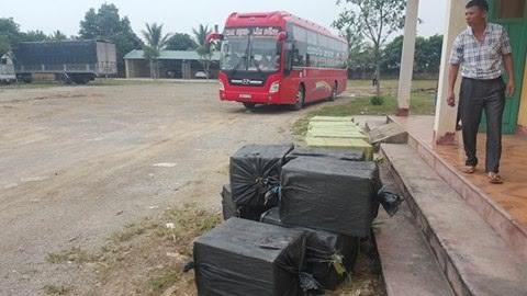 Kinh hãi phát hiện hơn 1 tấn nhộng tằm hôi thối trên xe khách Số lượng nhộng tằm bị CQĐT thu giữ