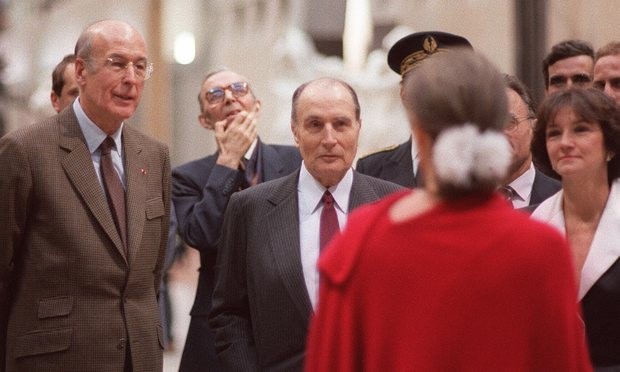 Hé lộ hơn 1.200 bức thư gửi người tình bí mật của cựu Tổng thống Pháp Francois Mitterrand nhìn chằm chằm vào Anne Pingeot, màu đỏ, tại lễ nhậm chức ở Musee d'Orsay vào năm 1986. Ảnh: Derrick Ceyrac / AFP