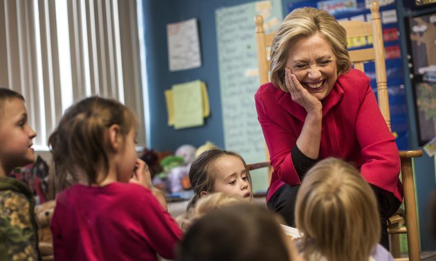 Bà Hillary chia sẻ kỷ niệm 'xấu hổ' thời trung học Bà Clinton đã có những chia sẻ vui với nữ "phóng viên nhí" Marley Dias.
