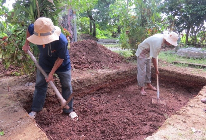 Ngày đầu khảo cổ nơi nghi chôn cất vua Quang Trung Trong ngày đầu tiên tiến hành khảo cổ học gò Dương Xuân, đoàn khảo cổ đã đào 3 hố trong tổng số 5 hố mà Bộ Văn hóa, Thể thao và Du lịch cho phép, gồm: 2 hố trong khuôn viên chùa Vạn Phước, 1 hố tại nhà ông Nguyễn Hữu Ánh, mỗi hố rộng khoảng 4m2.