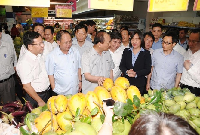 Thủ tướng Nguyễn Xuân Phúc bất ngờ thị sát siêu thị Thủ tướng Nguyễn Xuân Phúc thị sát tại siêu thị Co.opmart Lý Thường Kiệt.