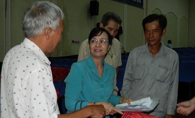 Chủ tịch HĐND TPHCM: “Nói tham nhũng tràn lan nhưng chỉ ra chưa nhiều…” Chủ tịch HĐND TPHCM Nguyễn Thị Quyết Tâm tiếp nhận đơn khiếu nại của cử tri.
