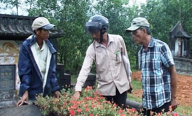 Phát hiện hàng trăm ngôi mộ bị đóng đinh thép bất thường Nhiều ngôi mộ bị đóng đinh thép vào phần đầu như thế này. Ảnh: C.Tuyển