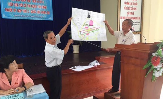 TPHCM: Cử tri mang bản đồ sân bay ra trình bày bức xúc Ông Sang (bên phải) đang trình bày ý kiến bức xúc về sân goft trong sân bay Tân Sơn Nhất tại buổi tiếp xúc cử tri quận Tân Bình của Đoàn ĐBQH TPHCM sáng 11/10. Ảnh: Quốc Ngọc