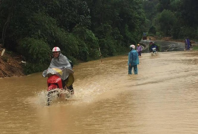 Bản làng bị chia cắt, nhiều trường cho học sinh nghỉ Bản làng bị chia cắt, nhiều trường cho học sinh nghỉ