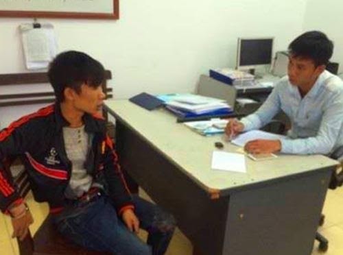 Đi làm ruộng bị dí dao cướp dây chuyền vàng Đối tượng cướp dây chuyền vàng bị bắt tại cơ quan công an.