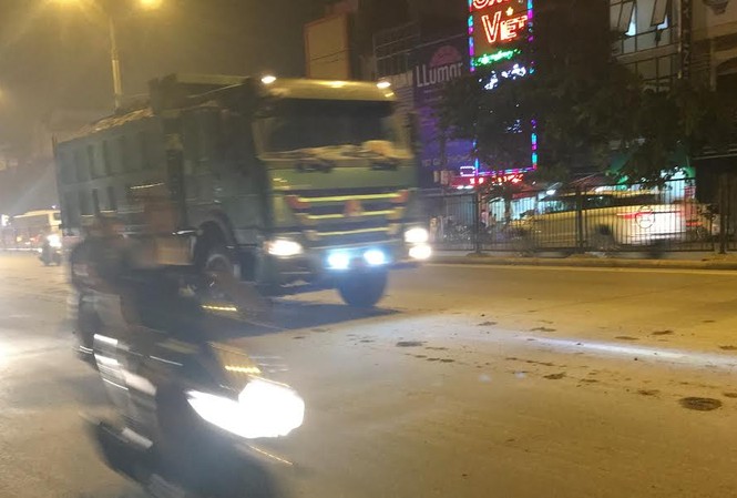 Sở GTVT Hà Nội yêu cầu xử lý ngay xe tải “cày” phố cấm Xe “hổ vồ” đeo biển hiệu “Cty 901” chạy vào phố cấm không phép và xả bùn ra đường Giải Phóng tối 3/10. Ảnh: A.T