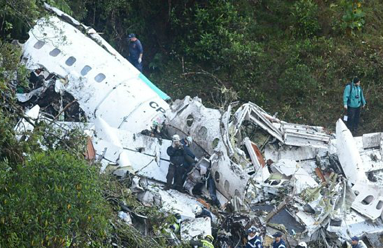 Điều tra nghi vấn máy bay rơi ở Colombia do hết nhiên liệu Máy bay chở đội bóng Brazil không còn nhiên liệu tại thời điểm bị rơi.