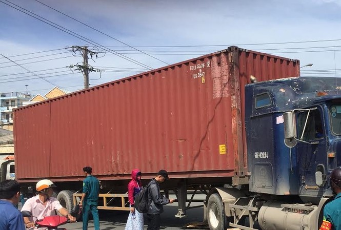 Bị xe container kéo lê hơn 10m, người phụ nữ chết thảm Hiện trường vụ tai nạn.