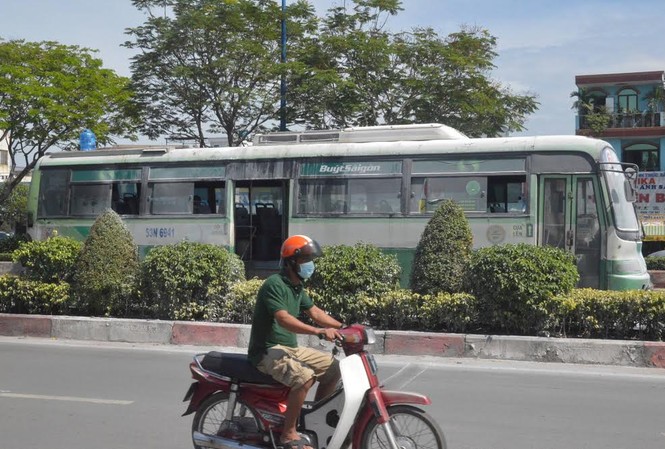 Xe buýt bốc cháy ngùn ngụt, hàng chục người tháo chạy Chiếc xe buýt đang lưu thông bất ngờ bùng cháy.