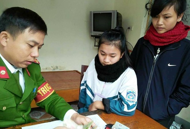 Học sinh nhặt được ví tiền đem đến công an nhờ tìm chủ nhân Hai học sinh trao chiếc ví cho Công an huyện Hương Khê để tìm chủ nhân.