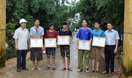 Chuyện giờ mới kể về 7 thanh niên dũng cảm cứu cô trò trong lũ dữ Hội Liên hiệp thanh niên Việt Nam tỉnh Phú Yên tặng giấy khen cho 7 thanh niên đã có hành động dũng cảm cứu người trong thiên tai.