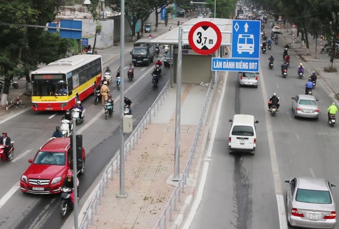 Nhiều phương tiện vẫn đi vào “làn đường dành riêng BRT” Dựng biển báo cấm đường nhưng giao thông trên các tuyến phố có buýt BRT đang diễn ra ngược lại. Ảnh chụp tại phố Láng Hạ sáng 26/12.