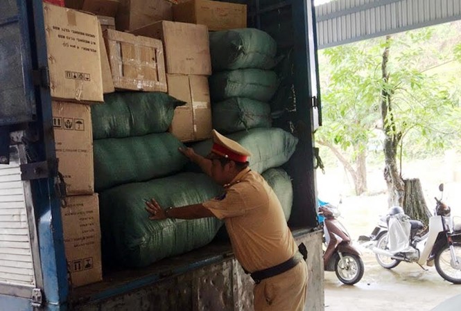 CSGT bắt giữ xe biển số Lào chở gần 300kg đạn chì Chiếc xe biển số Lào chở hàng hóa không rõ nguồn gốc bị bắt giữ.