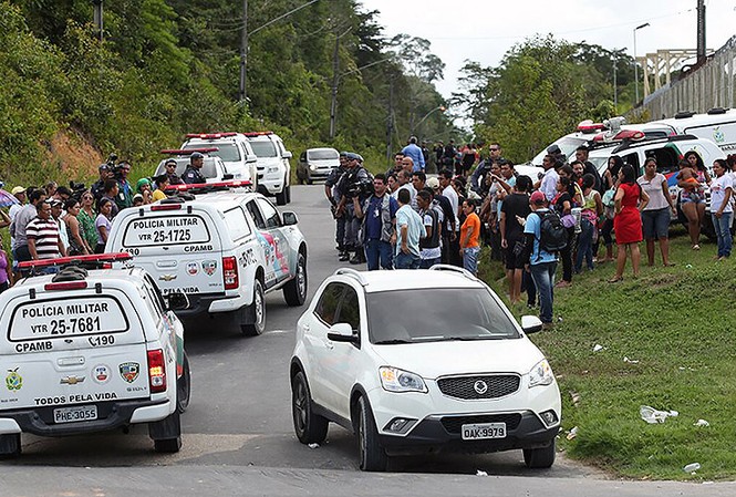 Bạo loạn đẫm máu tại nhà tù Brazil, 60 người thiệt mạng Thân nhân của các tù nhân tập trung bên ngoài nhà tù COMPAJ để nghe ngóng tin tức người nhà vào sáng 2/1. Ảnh: AFP