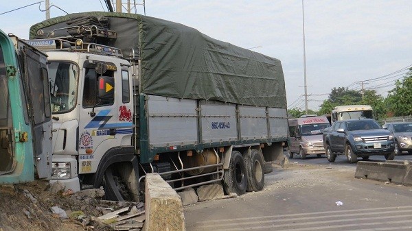 Người đàn ông chết thảm dưới bánh xe tải Hiện trường vụ tai nạn.
