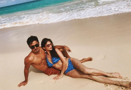 Hoa hậu Hoàn vũ diện bikini nóng bỏng bên bạn trai mới Những ngày đầu năm mới, Pia Wurtzbach và bạn trai - Marlon Stockinger - tận hưởng kỳ nghỉ ở biển Hawaii. Người đẹp thường xuyên đăng hình ảnh lên trang cá nhân.