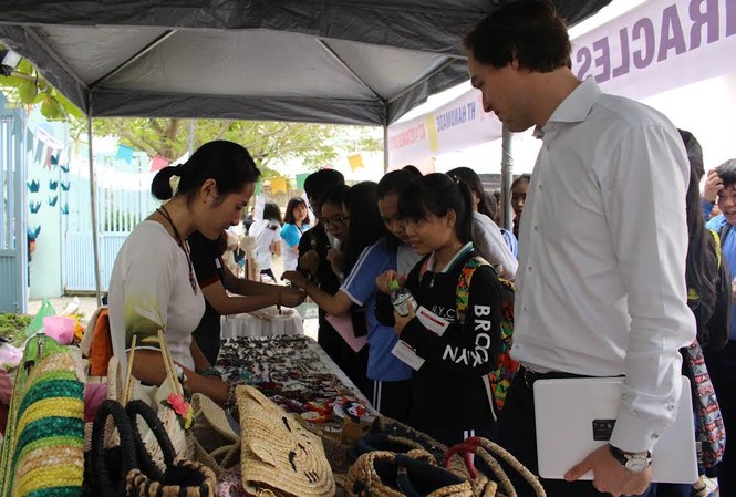 Giới trẻ Đà Nẵng hào hứng với ngày hội môi trường Hào hứng với các sản phẩm handmade từ những vật dụng thân thiện với môi trường. Ảnh: Giang Thanh