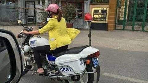 Cô gái lái xe đặc chủng của CSGT là thợ sửa xe Hình ảnh cô gái mặc thường phục lái xe chuyên dụng của CSGT gây xôn xao cộng đồng mạng.