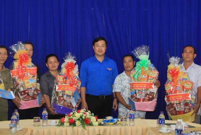 Bí thư thứ nhất T.Ư Đoàn tặng quà các nhân viên có hoàn cảnh khó khăn Bí thư thứ nhất T.Ư Đoàn Lê Quốc Phong tặng quà đến các anh chị em Cơ quan Trung ương Đoàn khu vực phía Nam.