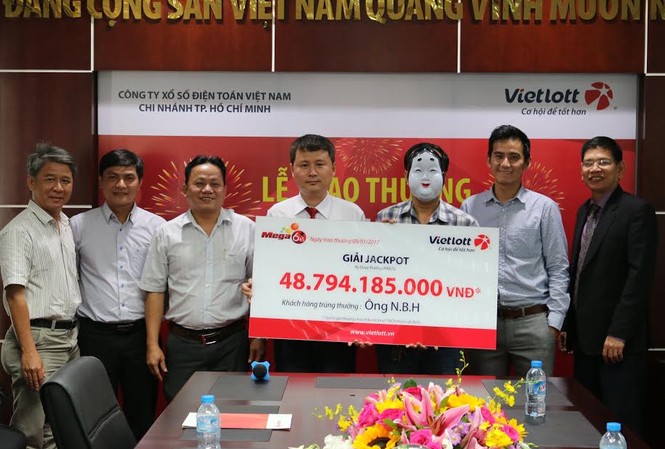 Vé phát hành tại TP HCM lại trúng đặc biệt hàng chục tỷ đồng Người thứ 9 nhận tiền tỷ từ Vietlott.