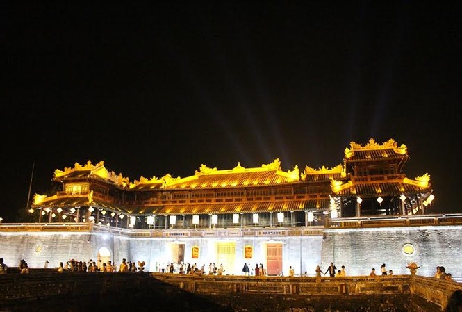 Đại nội Huế sẽ cho khách du lịch tham quan vào buổi tối Đại nội Huế lung linh sắc màu về đêm.