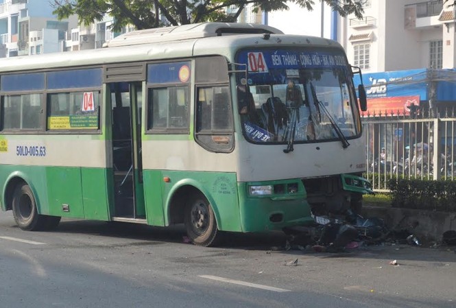 Bị xe buýt kéo lê 20m, hai cha con nguy kịch Hiện trường tai nạn.