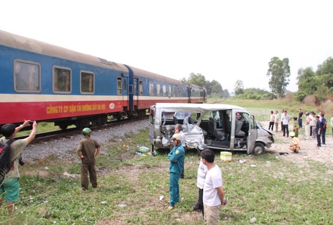 Tàu hỏa đâm xuyên ô tô, 2 người tử vong Hiện trường vụ tai nạn.