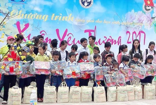 Bình Định: Tặng quà cho học sinh nghèo, mồ côi Ban tổ chức tặng quà cho các học sinh có hoàn cảnh khó khăn, mồ côi