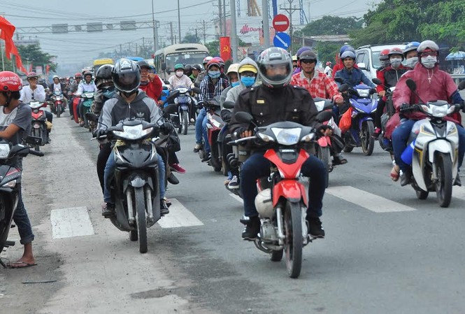 Người miền Tây vất vả 'đội mưa' trở lại Sài Gòn sau Tết Người miền Tây vất vả 'đội mưa' trở lại Sài Gòn sau Tết