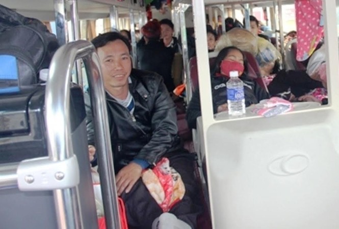 Xe giường nằm “nhồi” khách trái với quy định Hành khách phải khổ sở ngồi trên lối đi của chiếc xe giường nằm quá tải, trên chặng hành trình dài hơn 1.000km để vào TPHCM. Ảnh: T.B