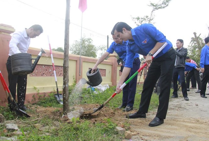 Bí thư Trung ương Đoàn cùng ra quân trồng 1000 cây xanh Bí thư Trung ương Đoàn Bùi Quang Huy (bìa phải) cùng trồng cây với ĐVTN Đà Nẵng. Ảnh: Thanh Trần.